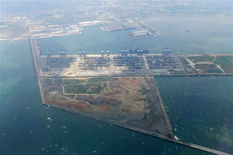 環團主張三接搬遷台北港,行政院指出,若改為台北港預計時程將推遲11年。(圖取自維基百科共享資源,作者Wing1990hk,CC BY 3.0)