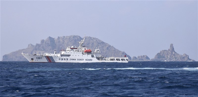 日媒報導,航行在釣魚台列嶼附近的中國軍艦,在交接時會關閉雷達,推測中國是當實戰模擬。圖為2月15日在釣魚台附近的中國海警船。(共同社)
