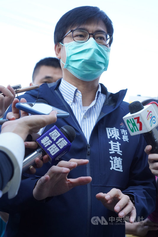 高雄市長陳其邁25日下午到路竹區中興路視察路平成果時指出,市府工務團隊會按照嚴格道路標準作業流程,提升公共工程品質,保障民眾用路安全和生活品質。中央社記者董俊志攝 110年2月25日