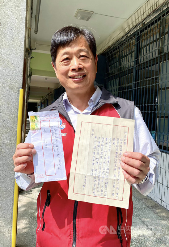 彰化縣田中國小校長温景成(圖)近日收到一封匿名信件,為一名自稱畢業逾50年的「不肖生」,因當年欠繳班級代辦費,如今感念師長培育之恩,特別寄還相關費用。(温景成提供)中央社記者蕭博陽彰化縣傳真 110年2月25日