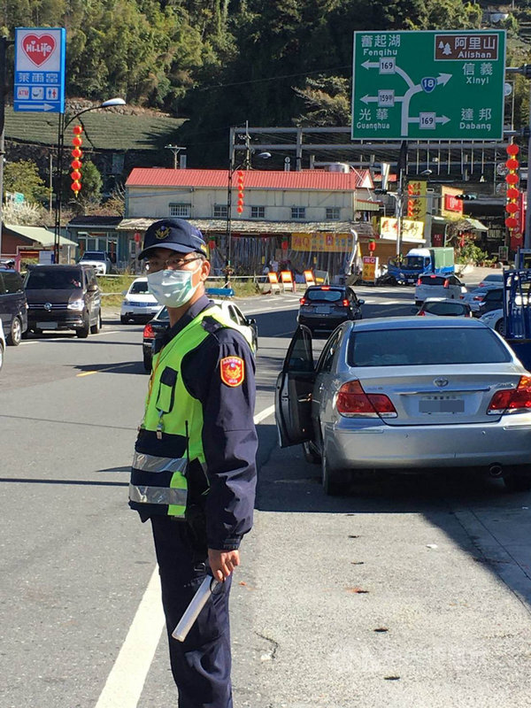嘉義縣警察局建議228連假前往奮起湖或阿里山的遊客,直接行駛台18線(阿里山公路)上山,勿走159甲線及嘉130線替代道路,避免塞在紫雲寺、彌陀禪寺賞櫻車潮中。(嘉義縣警察局提供)中央社記者蔡智明傳真 110年2月25日