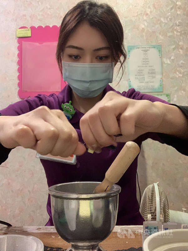 台灣世界展望會在花蓮扶助3000多名弱勢兒少,開學至今仍有逾120名弱勢兒童等待資助,資金缺口近新台幣100萬元,就讀護理系的受助兒「小瑄」以自身受助經驗,呼籲社會大眾支持與關懷。圖為小瑄工作照。(台灣世界展望會東區辦事處提供)中央社記者張祈傳真 110年2月25日
