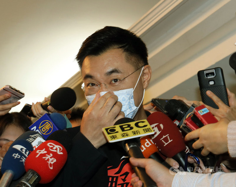 國民黨主席江啟臣邀民眾黨主席柯文哲參加論壇,引發黨內議論,甚至傳出「倒江」聲浪。江啟臣(中)25日受訪表示,有不同的聲音不代表分裂,是溝通的開始,論壇籌備過程的溝通聯繫有問題與瑕疵,這部分會檢討。中央社記者郭日曉攝 110年2月25日