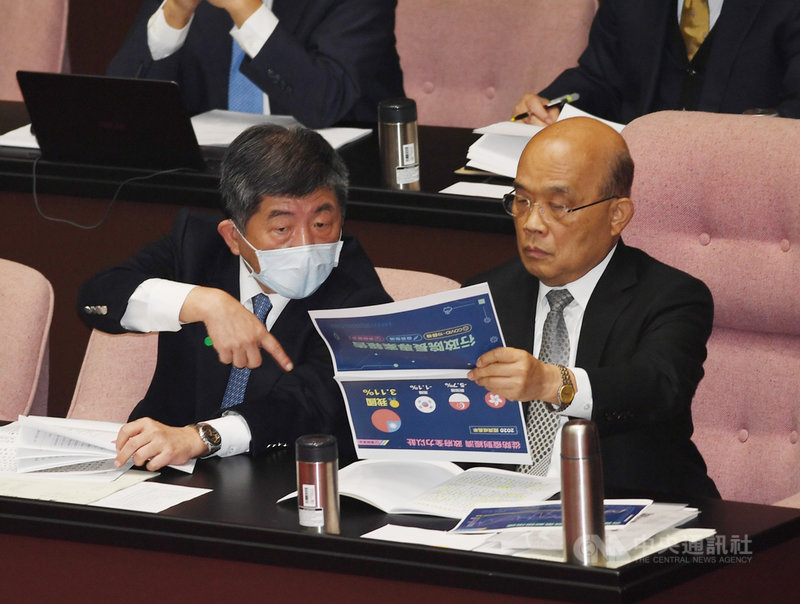 立法院新會期26日開議,邀請行政院長蘇貞昌(右)提出有關COVID-19篩檢、疫苗整備及百億養豬產業基金相關事項的專案報告並備質詢。左為衛福部長陳時中。中央社記者施宗暉攝 110年2月26日