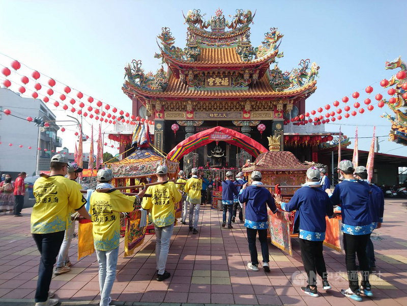 屏東縣九如鄉和麟洛鄉一段超過200年的神人聯姻愛情神話,演變為地方慶典,每年都會舉辦「王爺奶奶回娘家」活動,回娘家的王爺、王爺奶奶26日再由九如鄉信徒從麟洛鄉迎回。中央社記者郭芷瑄攝 110年2月26日
