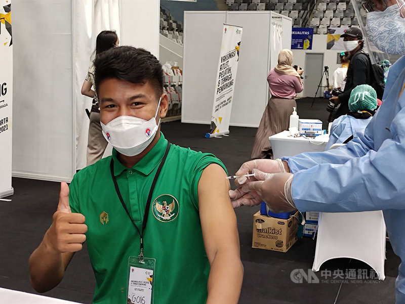 印尼26日起為運動員接種武漢肺炎疫苗,印尼U21足球聯賽的選手阿南達說,有點緊張,但不要緊,希望疫情趕快結束,讓生活回歸正常。中央社記者石秀娟雅加達攝 110年2月26日