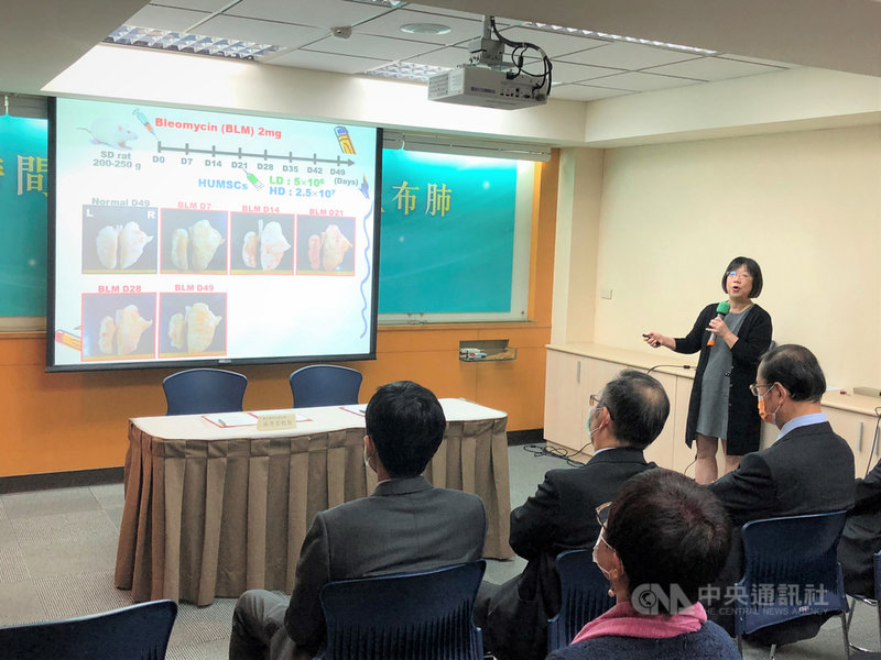 國立陽明交通大學解剖學及細胞生物學研究所教授傅毓秀(右)帶領研究團隊,2019年在國際期刊「Theranostics」發表新療法,將人類臍帶間質幹細胞,移植到罹患肺臟纖維化的活體動物上,受到學界和醫界關注。中央社記者陳至中台北攝 110年2月26日