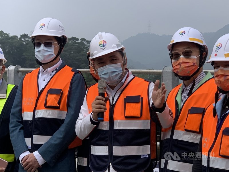 對於環團提出中油三接站遷移至台北港,新北市長侯友宜(中)26日表示,有關台北港是否轉換,完全尊重專家學者評估,讓國家永續環境和經濟能源都能往前。中央社記者沈佩瑤攝 110年2月26日