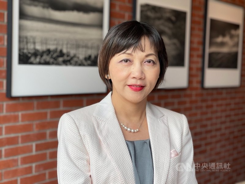 台灣微軟首席營運長陳慧蓉26日接受訪問表示,全球在經歷了巨大的混亂後,各產業積極擁抱數位科技以加速轉型,呼籲台灣企業應善用數位工具重塑員工工作模式。中央社記者吳家豪攝 110年2月26日