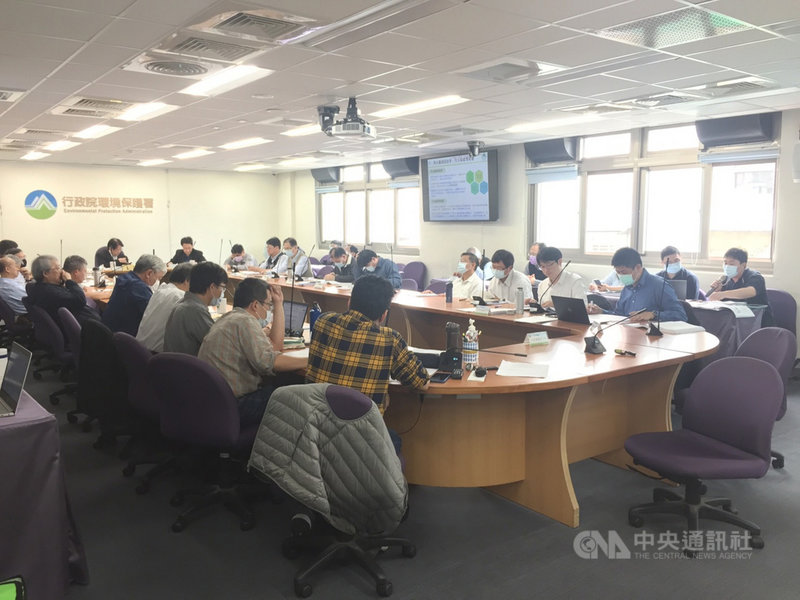 環保署26日審查竹科寶山2期擴建計畫,主要提供台積電2奈米廠進駐;在環委對用水、空污、地震、能源等面向仍有疑慮下,會議決定請開發單位補充修正資料後再審。中央社記者楊淑閔攝 110年2月26日