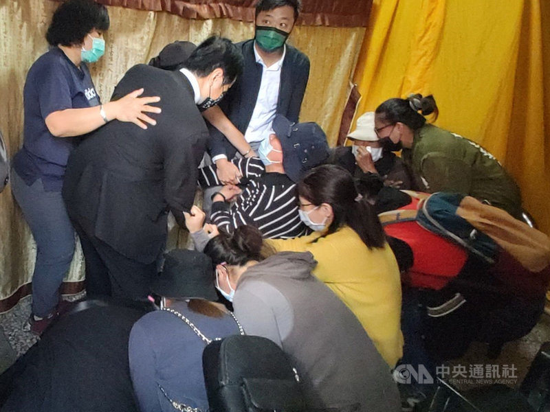 台鐵台東海端車站日前發生2死1傷工安意外,台鐵局代理局長祁文中(立者左2)26日前往慰問死者家屬,家屬情緒激動,跪地哭喊、泣不成聲。中央社記者盧太城台東攝 110年2月26日