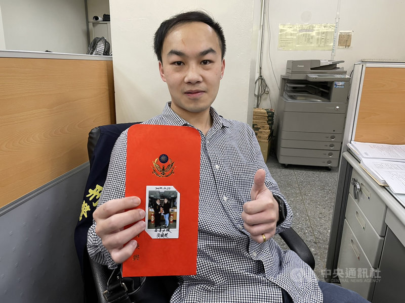 苗栗警分局偵查佐李政瑋(圖)過年期間收到縣警局長周煥興發贈新春紅包時,特別請局長題字「每案必破」,不久後接獲受理偵辦住宅竊盜案,主動自願停休2天投入偵辦,經深入追查,果然如願瓦解竊盜集團。(苗栗警分局提供)中央社記者管瑞平傳真 110年2月26日