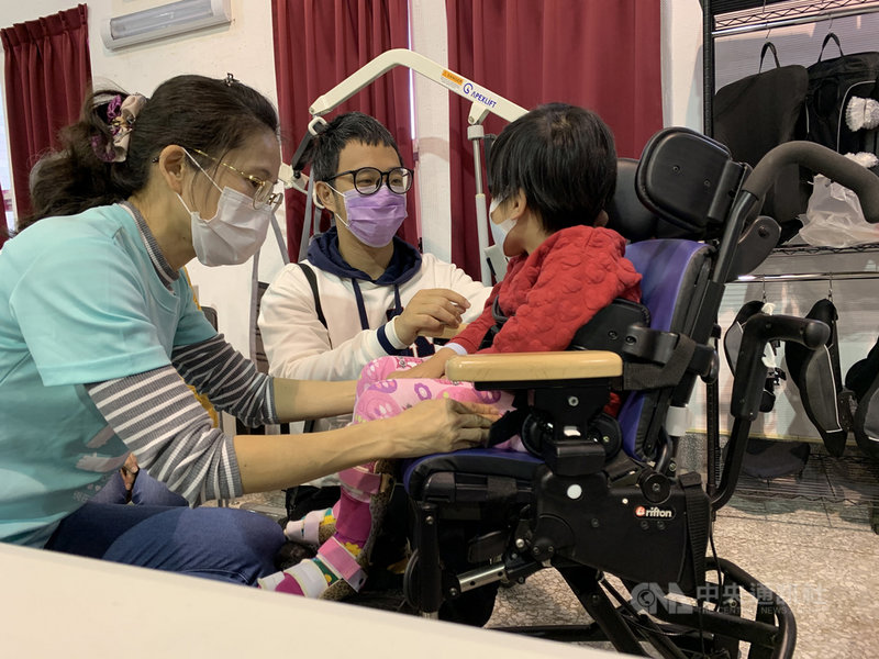 35歲男子吳明勇(左2)為照顧患有肌肉萎縮症的7歲女兒(右)辭去公務人員工作,全心全意陪伴照顧,還為此重返校園就讀物理治療系,只為讓女兒得到更專業的照護,他26日帶著女兒到花蓮縣輔具資源中心進行輔助評估。(門諾醫院提供)中央社記者張祈傳真 110年2月26日