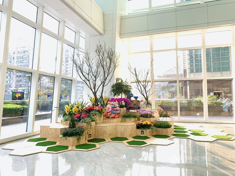 台北101 26日起舉辦「台灣花卉聯展」,希望藉由美學策展,將花卉展示在台北101各場域,展現國產花卉的美麗風采。(台北101提供)中央社記者楊舒晴傳真 110年2月26日