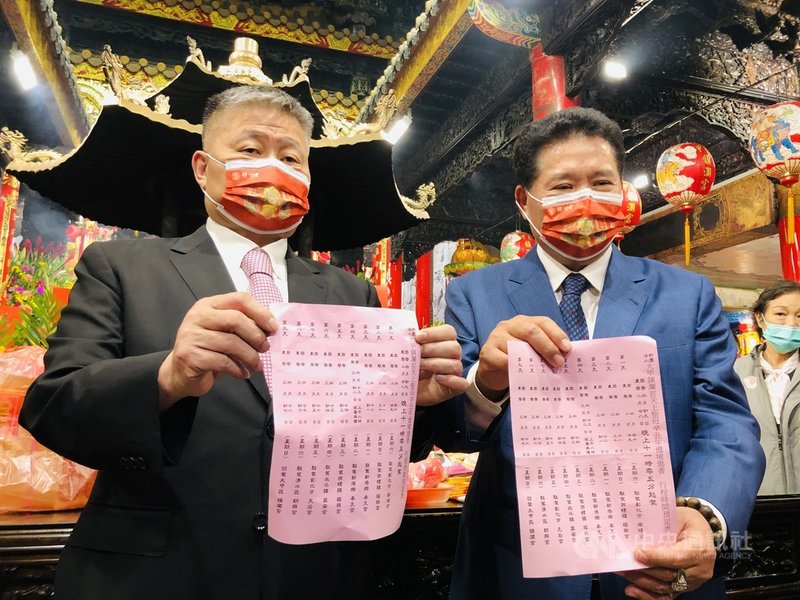 台中大甲鎮瀾宮26日舉行「筊筶典禮」,擲筊擇定2021 年大甲媽祖9天8夜遶境進香4月9日晚間起駕,廟方呼籲信眾遵守防疫政策。中央社記者趙麗妍攝 110年2月26日