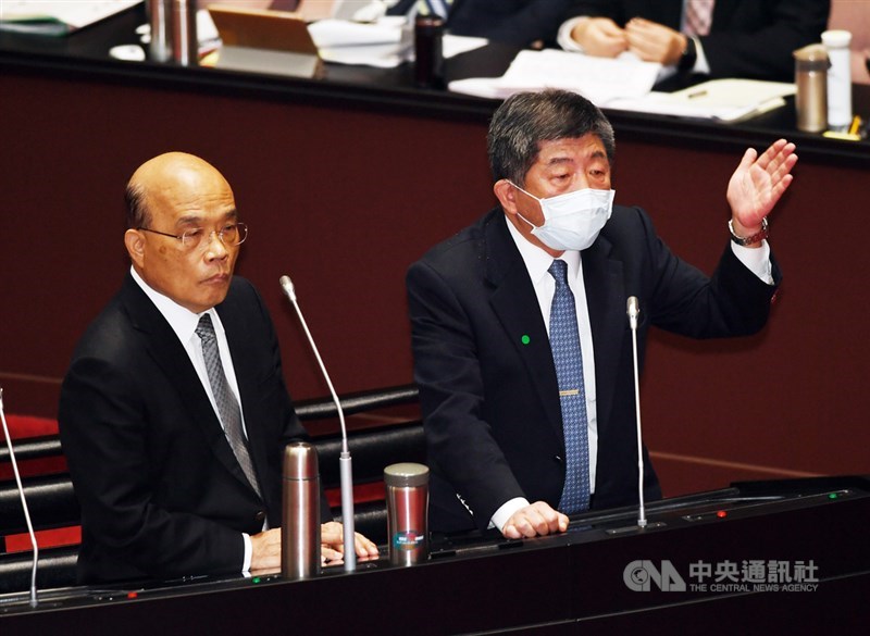 國民黨立委費鴻泰26日質詢衛福部長陳時中(右),問及AZ疫苗到貨後是否帶頭接種,陳時中回答「當然都願意」。中央社記者施宗暉攝 110年2月26日