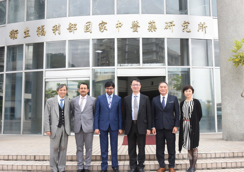 左起:衛福部中醫藥司長黃怡超、印度台北協會副會長施哲聖、會長戴國瀾、衛福部中醫藥研究所所長蘇奕彰、屏東科大農學院長陳和賢和中醫藥研究所副所長邱文慧26日在台北市國家中醫藥研究所前合影。(國家中醫藥研究所提供)中央社記者康世人新德里傳真 110年2月26日