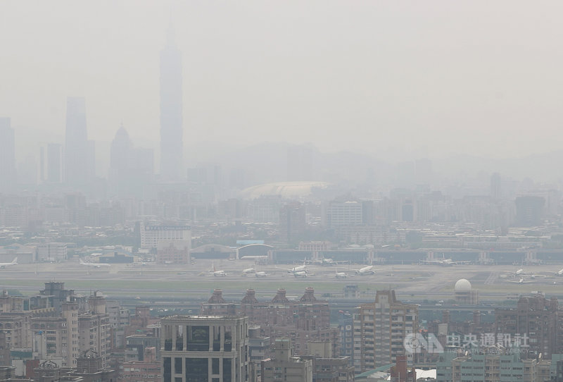 台北市區26日一片霧茫茫,環保署表示,25日白天起竹苗沿海受背風渦旋影響,污染物北送,26日環境風場風速偏弱,不利擴散,預測北部空氣品質為對所有族群不健康的紅色警示。中央社記者裴禛攝 110年2月26日
