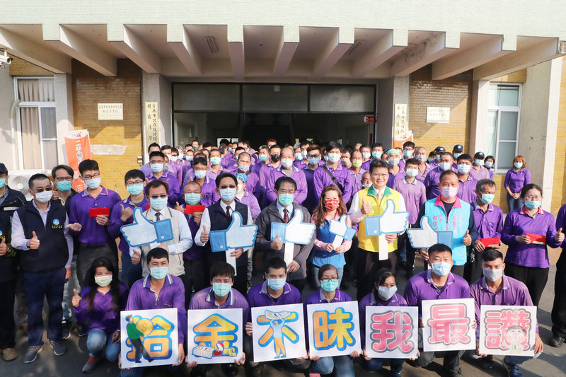 台南市109年10月以來陸續有多名清潔隊員在清運時發現黃金、珠寶及現金等都未占為己有,拾金不昧,反而交給警方,台南市長黃偉哲(2排右6)26日公開表揚。(台南市政府提供)中央社記者張榮祥台南傳真 110年2月26日