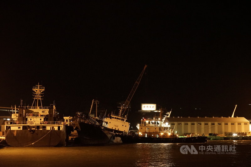 109年在馬祖福澳港區沉沒的蒙古籍金輝輪,留下後續除油、船體移除問題待處理,連江縣港務處已積極爭取經費,初估需新台幣2000萬元。圖為109年12月金輝輪沉沒前畫面。中央社記者邱筠攝 110年2月26日