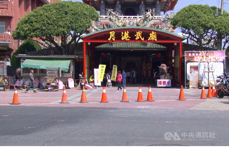 台南鹽水蜂炮活動26日下午6時登場,周邊採嚴格人車管制及防疫措施,不開放民眾參與,街頭未見往年元宵節熱鬧場景。中央社記者楊思瑞攝 110年2月26日