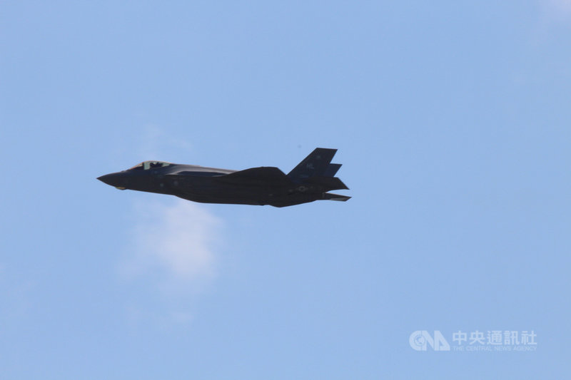 美國空軍高層透露,他們希望研發一款用得起的新輕型戰機,以取代F-16,輔助精密、昂貴而數量較少的匿蹤戰機。美媒解讀這形同間接承認F-35戰機計畫失敗。圖為2018年在沖繩嘉手納基地的美軍F-35A。中央社記者陳亦偉攝 110年2月26日