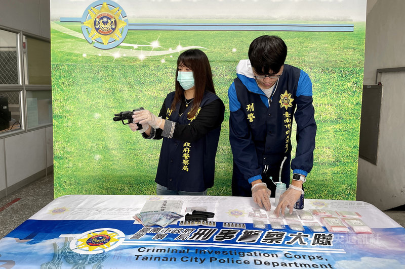 台南市警察局刑事警察大隊26日舉行記者會表示,刑警大隊毒品查緝中心鎖定60歲吳姓男子涉嫌以將軍區的養殖魚塭為掩護,設立販毒據點,警方25日前往查緝,起出毒品安非他命與手槍、子彈等物品。(台南市刑警大隊提供)中央社記者楊思瑞台南傳真 110年2月26日