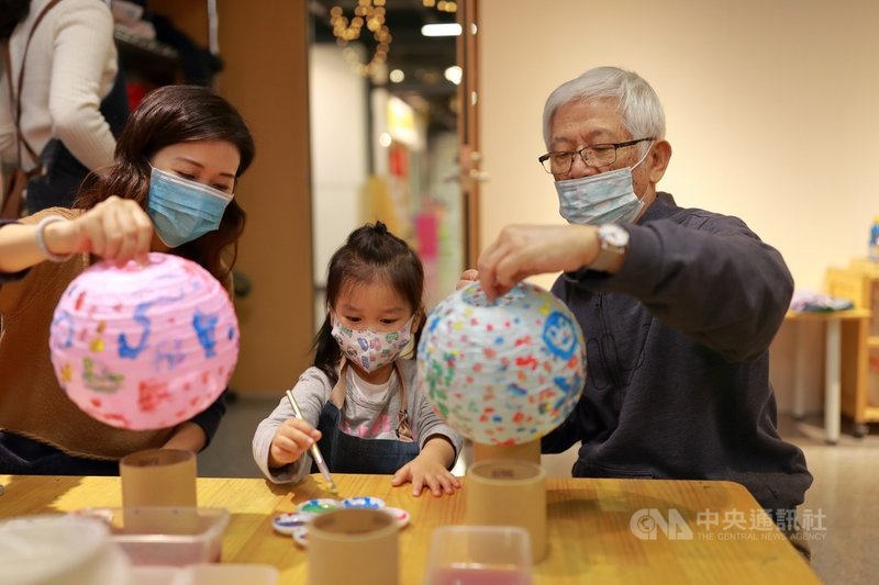 信誼基金會26日舉辦「辛丑牛年十二生肖燈籠展」,國寶級兒童文學家趙國宗(右)教導孩子動手畫燈籠。(信誼基金會提供)中央社記者陳至中台北傳真 110年2月26日