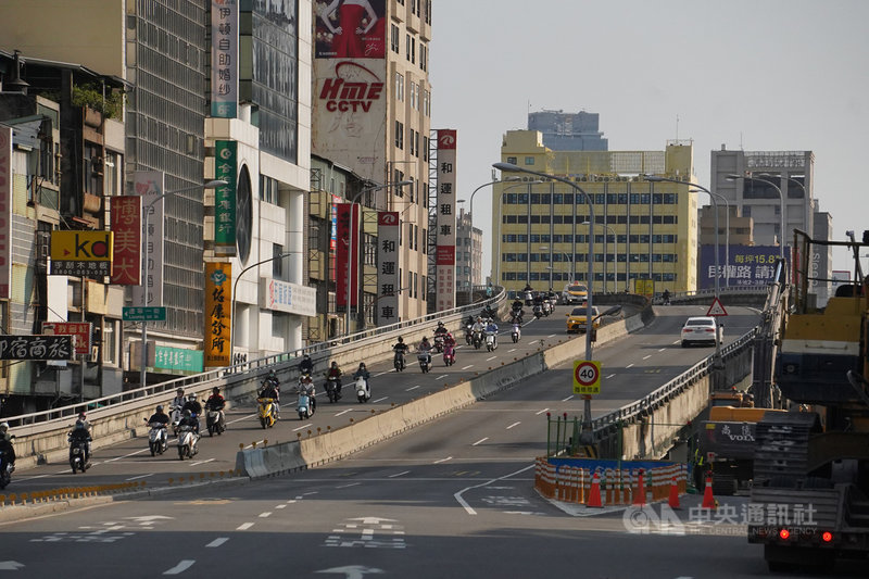 連接高雄市區中山路、博愛路的中博高架橋27日起將展開拆除工程,施工期間市府籲請民眾提早改道,避開施工管制路段,預計3月8日將先讓車流平面通車。圖為中博高架橋博愛路往中山路方向引道。中央社記者董俊志攝 110年2月26日