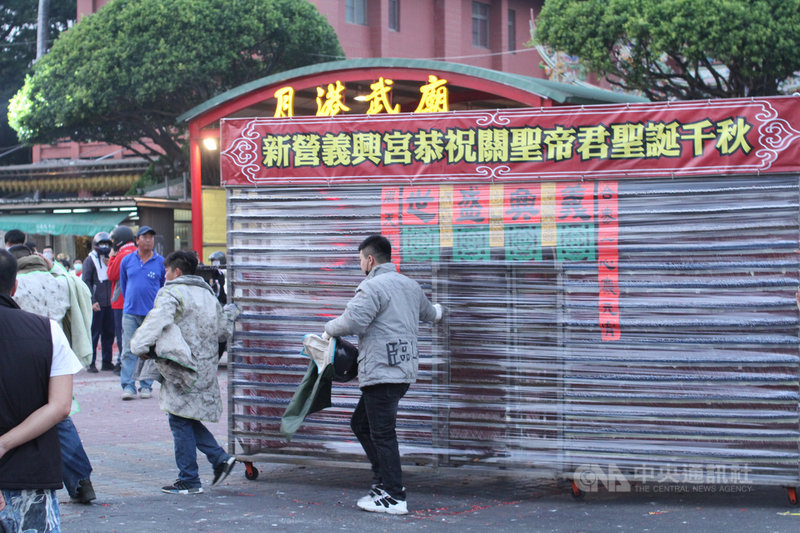 台南鹽水蜂炮活動26日登場,因應防疫,今年活動規模縮小,所有炮城改為集中在武廟前廣場依序施放,且不開放一般民眾參觀,一座座炮城下午陸續被推到武廟前準備施放。中央社記者楊思瑞攝 110年2月26日