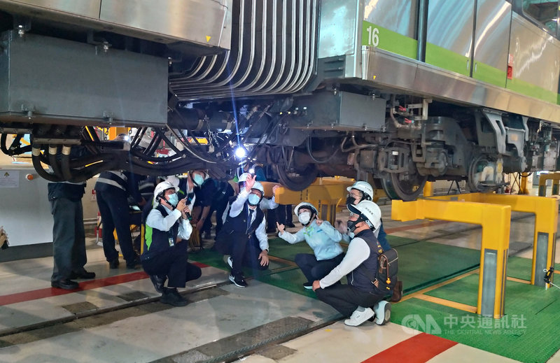 台中市長盧秀燕(前右2)26日前往中捷綠線北屯機廠,了解中捷列車聯結器改善進度。中央社記者蘇木春攝 110年2月26日