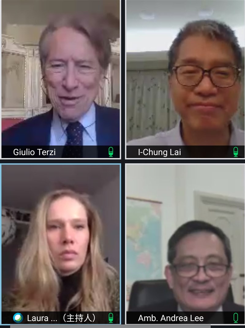 駐義代表李新穎(右下)與義大利前外長特爾吉(左上)共同舉辦研討會,呼籲借鏡台灣防疫與對抗中國的經驗,重建全球多邊主義。圖為線上會議截圖。中央社記者黃雅詩羅馬傳真 110年2月26日