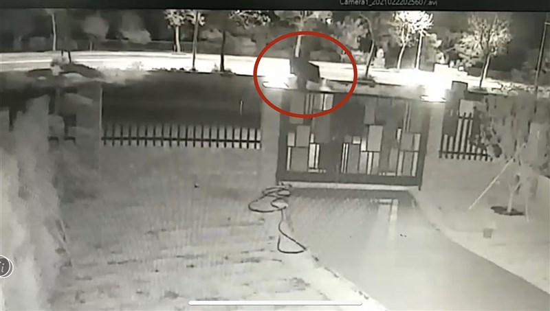 苗栗警方26日指出,鄧姓主嫌與謝姓、廖姓、黃姓等人涉嫌於農曆春節前後,分別在苗栗、公館及三義等地犯下5起住宅竊案,有被害人在搬入剛裝潢好的新居前2天,赫然發現全新65吋液晶電視遭竊,筆電、單眼相機也不翼而飛,警方獲報循線追緝逮人送辦。(警方提供)中央社記者管瑞平傳真 110年2月26日