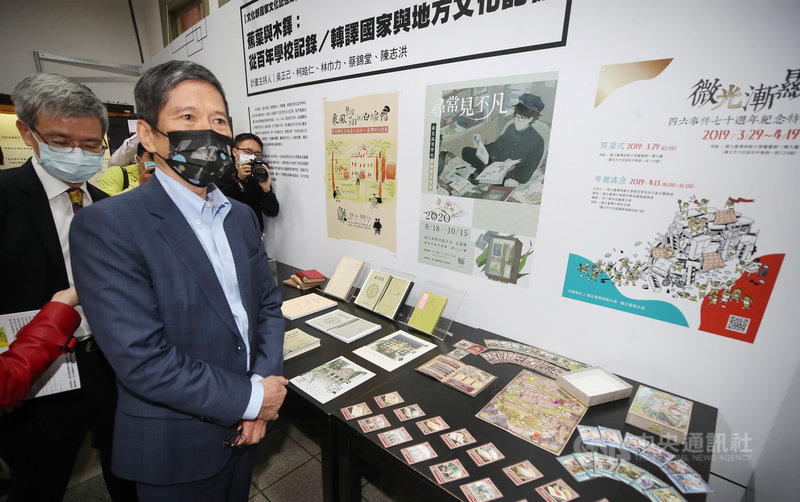 台師大26日舉行「台灣文化的記憶與轉譯」聯合計畫成果發表會,文化部長李永得(前)出席,在計畫主持人的導覽下參觀展覽。中央社記者張新偉攝 110年2月26日