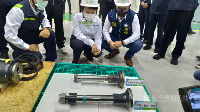 台中捷運綠線電聯車完成軸心更新與檢測作業,台中市長盧秀燕(中)26日前往中捷綠線北屯機廠,查看列車更換的相關零件。中央社記者蘇木春攝 110年2月26日