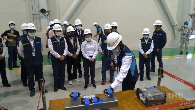 台中捷運綠線電聯車完成軸心更新與檢測作業,台中市長盧秀燕(前左4)26日前往中捷綠線北屯機廠,了解改善進度。中央社記者蘇木春攝 110年2月26日