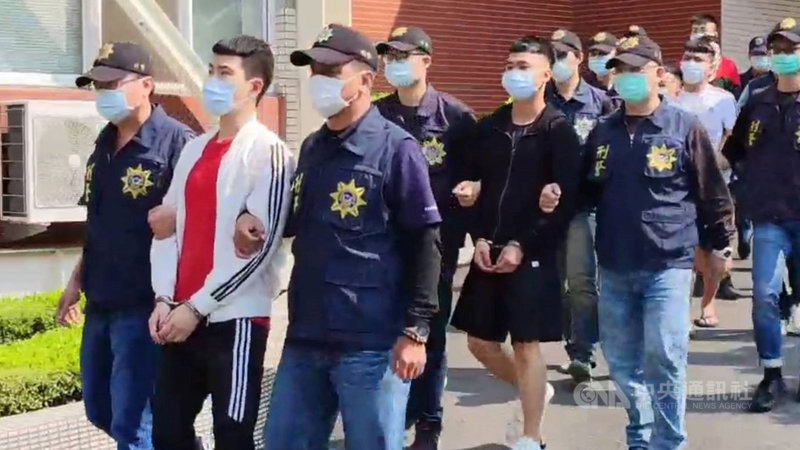 屏東監獄門口前25日發生聚眾鬥毆事件,在監獄前賣「會客菜」的郭姓男子等2人被一群人毆傷,警方逮捕張姓主嫌等6名犯嫌,26日將依刑法殺人未遂罪及妨害秩序等罪嫌移送屏東地檢署指揮偵辦。(潮州警分局提供)中央社記者郭芷瑄傳真 110年2月26日