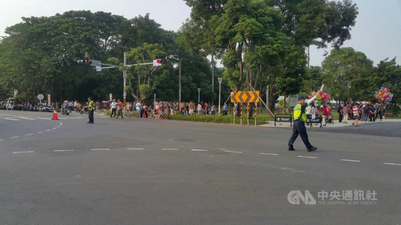 二二八連假將至,警政署26日表示,冬春交替時節,台灣西部清晨易有霧霾影響行車,呼籲駕駛人若遇到濃霧應注意5項要點,以確保自身與他人行車平安。(警政署提供)中央社記者黃麗芸傳真 110年2月26日