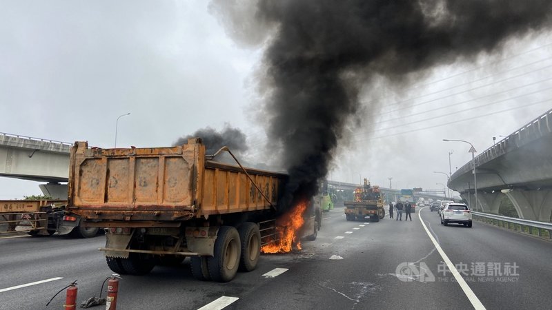 國道1號北上43.5公里處林口路段26日上午發生營業用半聯結車起火,車頭冒出濃煙,火勢經桃園消防人員灌救後撲滅,37歲范姓男駕駛即時逃生並未受傷。(桃園消防局提供)中央社記者葉臻傳真 110年2月26日