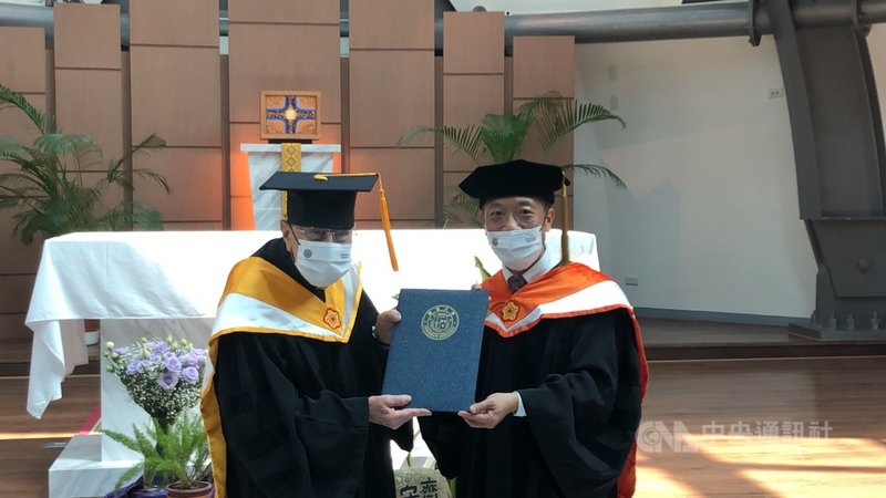 高齡104歲的神父賴甘霖(左)來台奉獻超過半世紀,靜宜大學26日授予他名譽博士學位,由靜宜大學校長唐傳義(右)頒授。中央社記者趙麗妍攝 110年2月26日