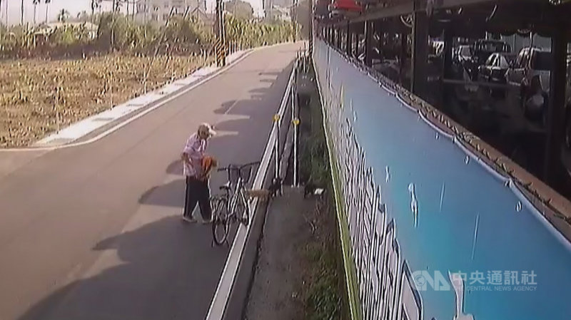 嘉義1名中年男子26日騎著單車到縣內某廢車回收場周邊,把3隻幼犬丟包路旁棄養,被監視器清楚錄下過程。(民眾提供)中央社記者蔡智明傳真 110年2月26日