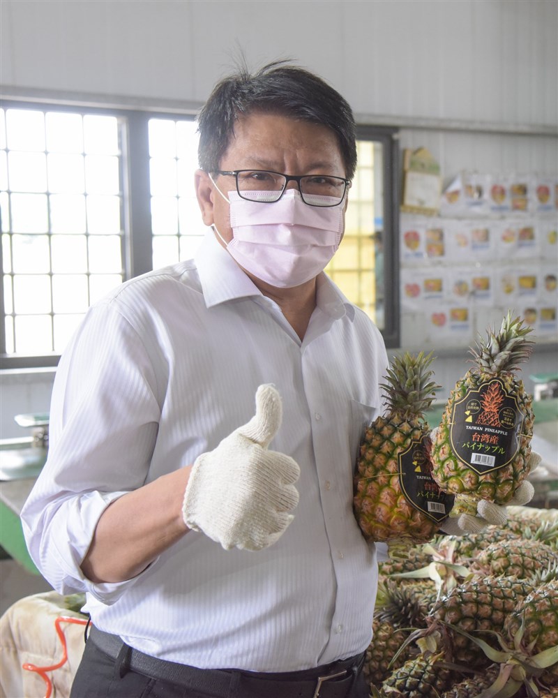 屏東縣長潘孟安26日說,十分遺憾中國3月起禁台灣鳳梨輸入,但屏東正面解決問題,和農民站在一起。(圖取自facebook.com/pan.menan1)