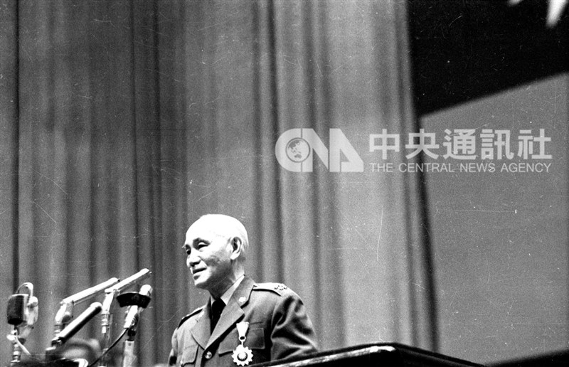 促轉會台灣轉型正義資料庫研究26日發表,1950年代是政治案件終審高峰,以故總統蔣介石參與決策超過4千次最多。(中央社檔案照片)