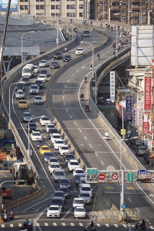 高雄鐵路地下化工程因取代原中博地下道的中博高架橋尚未拆除,無法進行帝冠式舊站遷移、旅館大樓、站東道路、站東結構體、站東天棚結構等施工工程,因此決議拆除中博高架橋,27日即將動工。中央社記者董俊志攝 110年2月26日