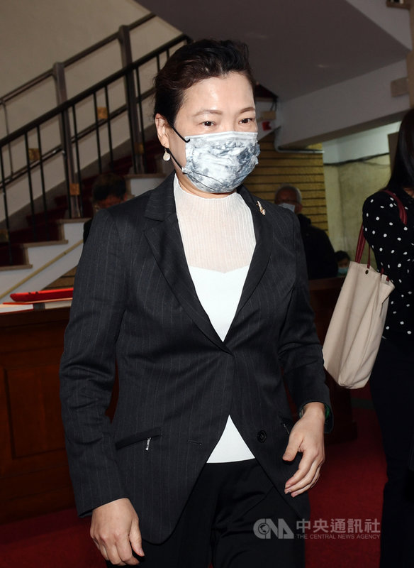 搶救藻礁公投連署與第三天然氣接收站議題延燒,經濟部長王美花26日在立法院受訪表示,目前三接避開藻礁區,以最友善工法進行,希望明年10月第一個儲槽完成後就能供電,如此才能讓台灣的產業持續發展,並於擴廠時提供低碳排又穩定的能源。中央社記者施宗暉攝 110年2月26日