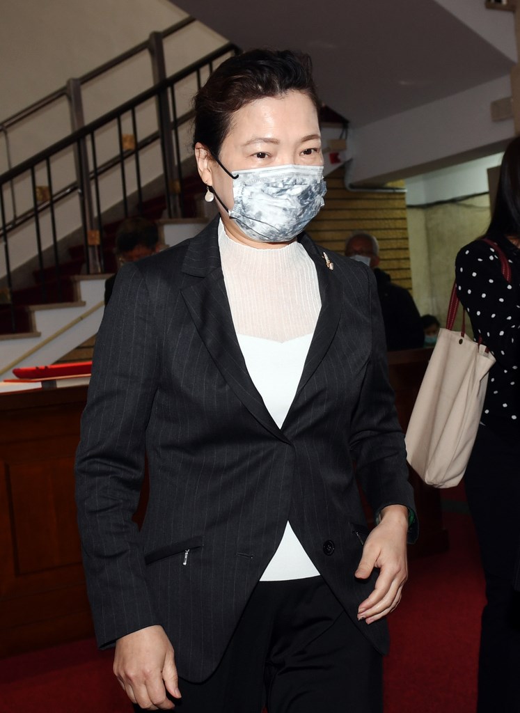 搶救藻礁公投連署與第三天然氣接收站議題延燒,經濟部長王美花26日在立法院受訪表示,目前三接避開藻礁區,以最友善工法進行,希望明年10月第一個儲槽完成後就能供氣,如此才能讓台灣的產業持續發展,並於擴廠時提供低碳排又穩定的能源。中央社記者施宗暉攝 110年2月26日