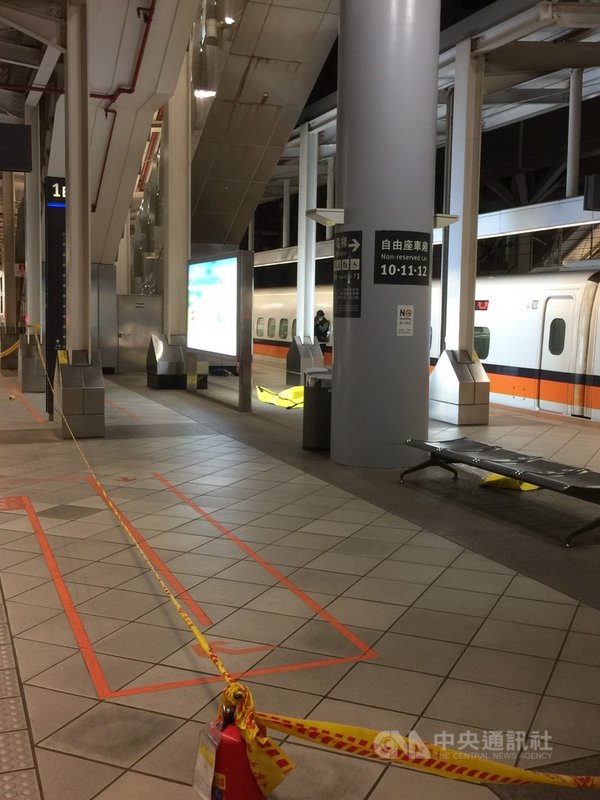 一名搭乘高鐵列車的乘客25日晚上自曝有爆裂物,員警封鎖左營站月台並於列車駛進車站時制服逮捕犯嫌。(民眾提供)中央社記者王淑芬 傳真 110年2月26日