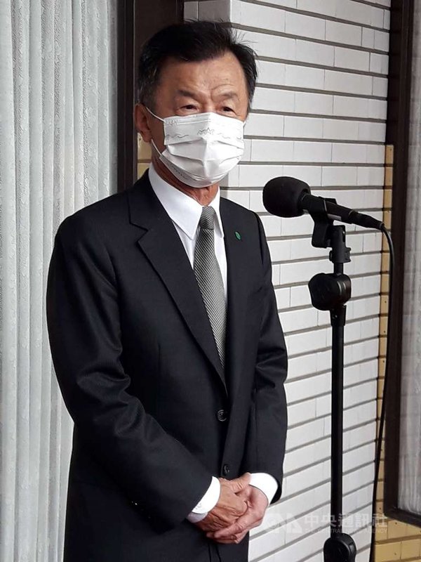 香港影視大亨向華強日前申請來台依親居留遭駁。陸委會主委邱太三26日在立法院受訪表示,不評論個案,尊重主管機關邀集各相關機關聯審所作決定。中央社記者范正祥攝 110年2月26日