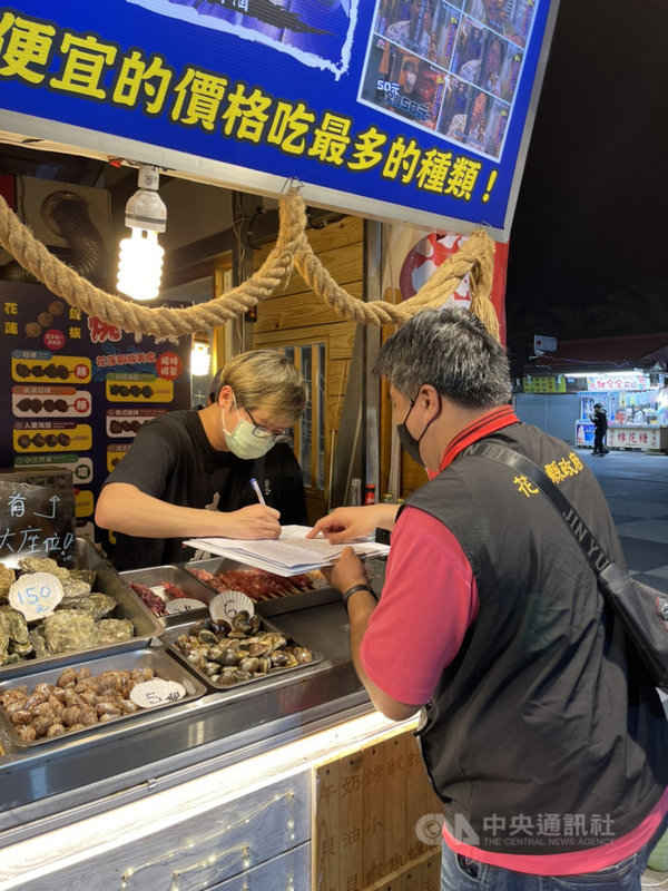 花蓮東大門夜市近400攤位以每月新台幣2000元租金向縣府承租,因轉租風聲不斷,花蓮縣政府觀光處24日進行專案稽查,發現約2成攤商實際營運與申請品項不符,將追查是否為轉租,若屬實就收回使用權。(花蓮縣政府提供)中央社記者張祈傳真 110年2月26日