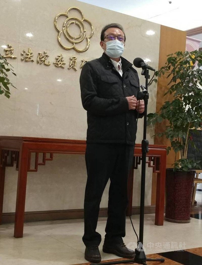 民進黨立委蘇震清被控涉收受前太流公司董事長李恆隆賄款遭訴,台北地院日前裁定交保,蘇震清26日發布聲明,宣布即日起退黨,直到能以清白之身再重回民進黨,並於下午現身說明。中央社記者施宗輝攝 110年2月26日